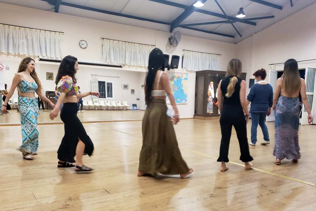 People learning how to dance syrtaki